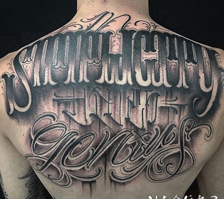 华丽绚烂，后背好看的奇卡诺花体字纹身