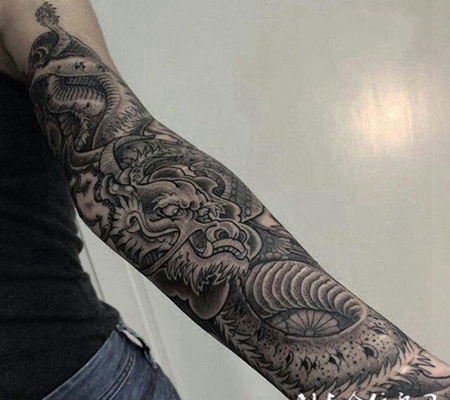 臂上游龙啸，手臂霸气神龙纹身图案