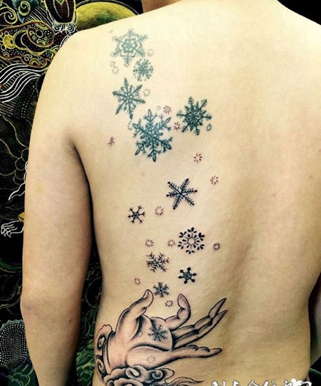 漫天飞舞，后背雪花纹身