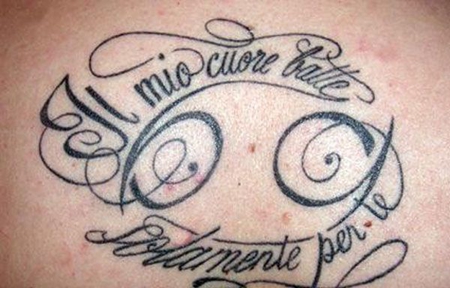 英文字母化成的笑脸纹身图案