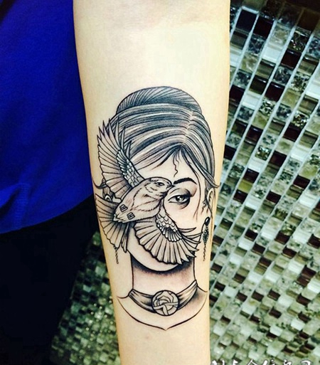 孤独的女孩，手臂小鸟和肖像刺青