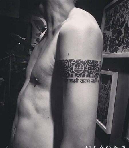 信仰的刻印，手臂图腾与梵文臂环纹身