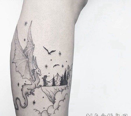 童话般的邂逅，小腿卡通飞龙个性纹身