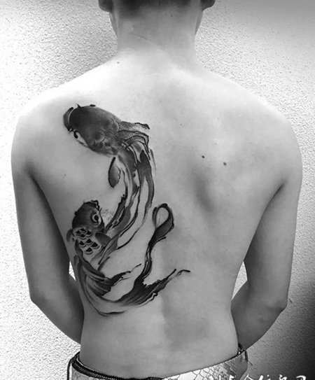 紧紧相随，后背水墨双鱼个性纹身