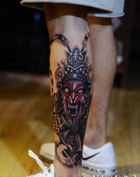 怒气冲天，腿部斗战胜佛刺青