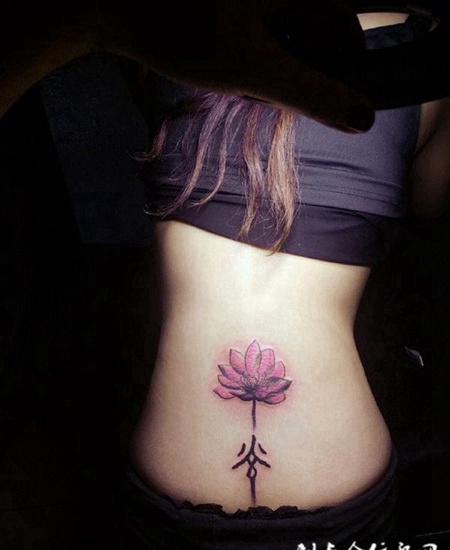 远而望之，皎若太阳升朝霞，腰部莲花刺青