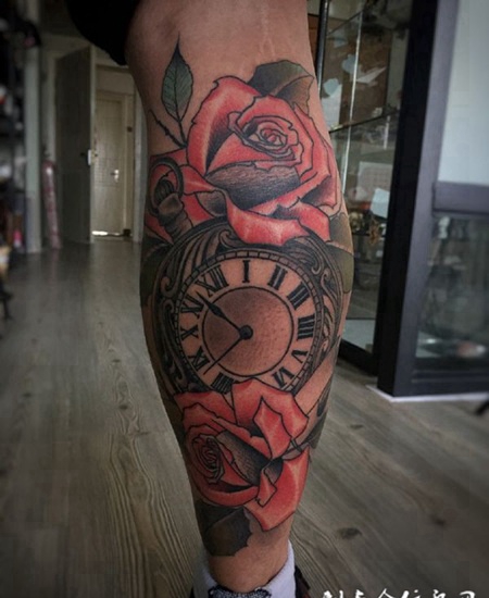 和时间赛跑，腿部玫瑰和时钟刺青