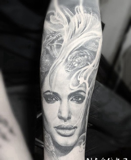 女神的视线，手臂美杜莎肖像纹身