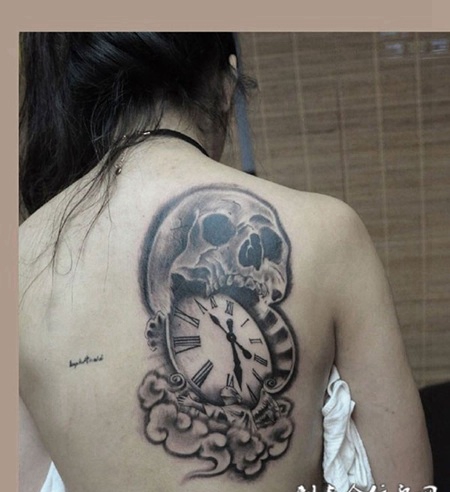 生命倒计时，后背骷髅和时钟刺青