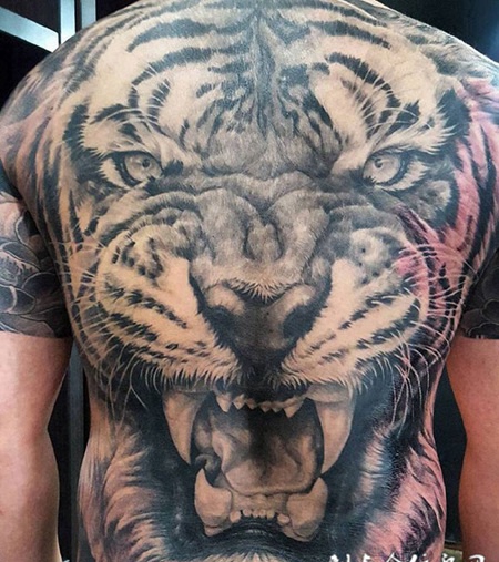 震天虎啸，满背霸气虎头纹身