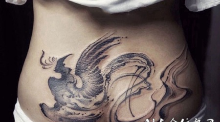 凤舞九天，臀部水墨凤凰图腾纹身