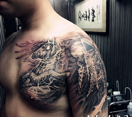 飞马奔腾，半甲霸气天马亡灵骑士纹身图案