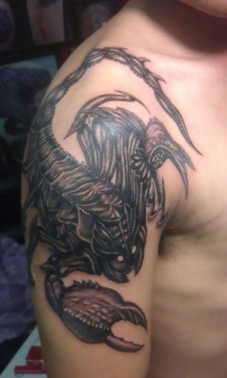 大臂上的蝎子纹身图案