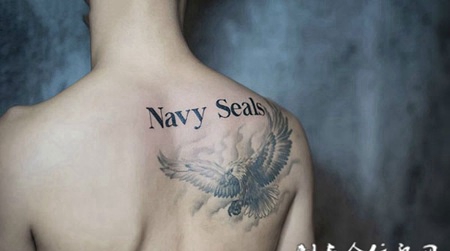 雄心壮志，后背飞鹰刺青