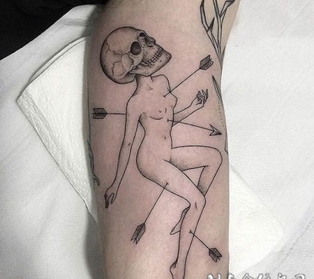 万箭穿心，腿部骷髅刺青