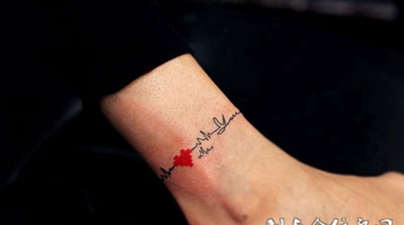 漂亮的心形脚链纹身