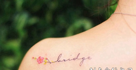 披肩清新秀丽的英文和花纹刺青