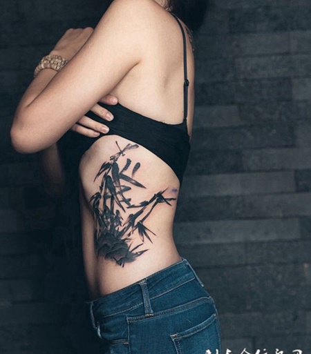 竹林深处，美女腰部水墨竹子纹身