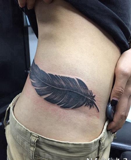 腰部个性的黑羽纹身