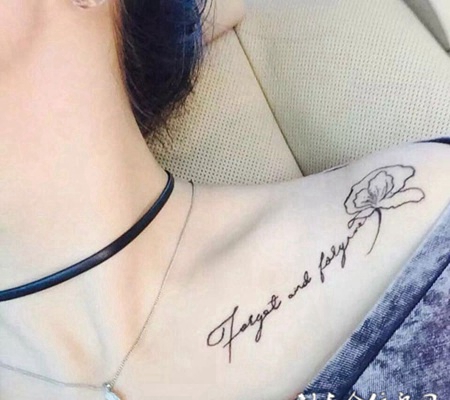 柔语花香，锁骨鲜花英文小清新纹身