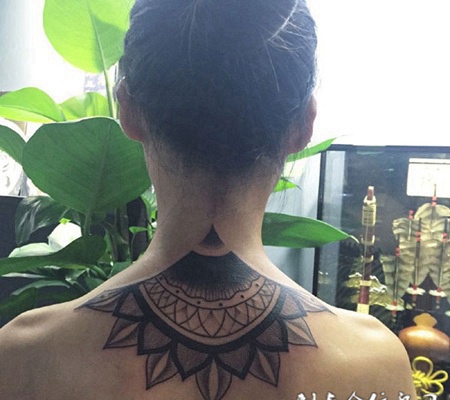 异域风情，颈部华丽的图腾纹身