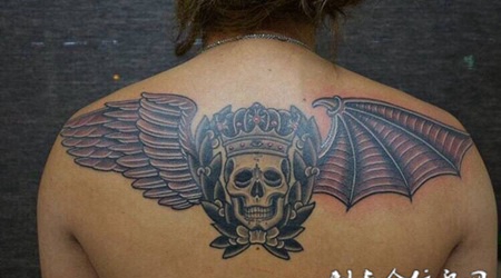 恶魔与天使的较量，后背骷髅与翅膀纹身