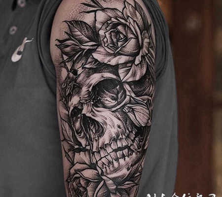 腐朽的美丽，手臂骷髅与玫瑰点刺纹身
