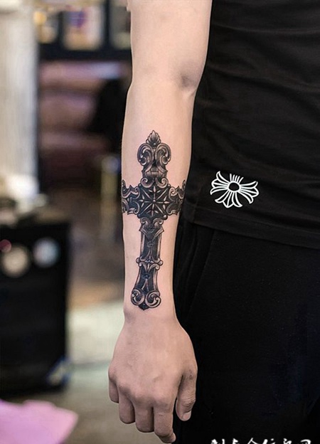 神圣的信仰，手臂好看的十字架纹身图案