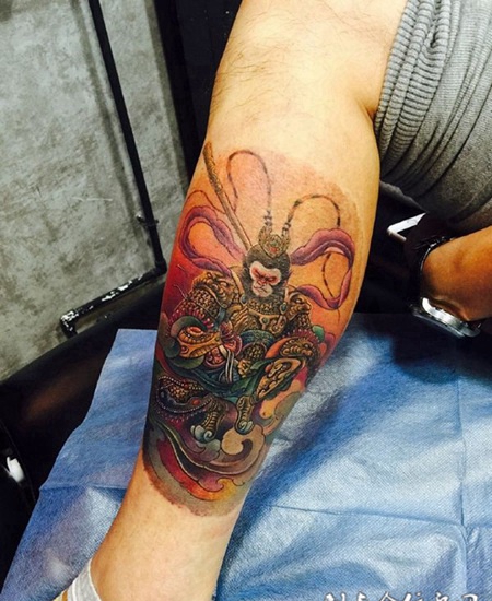 义气凛然，腿部孙大圣刺青