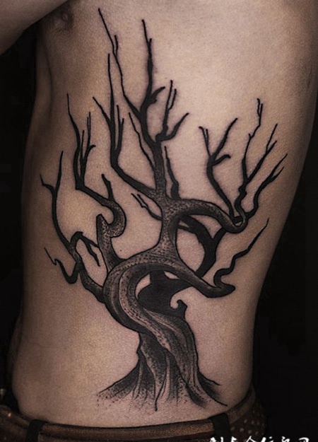 百年枯树，腰部刺青