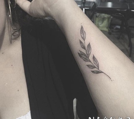 随风飘荡，手臂叶子纹身