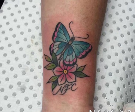 蝴蝶采花蜜，手臂蝴蝶和花纹刺青
