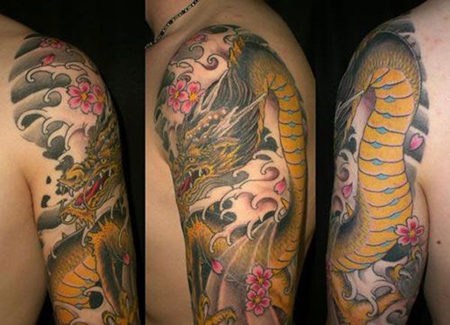 大臂上的黄金龙纹身图案