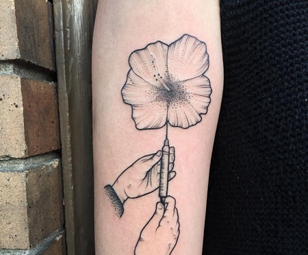 大臂小清新手注射器花卉点刺纹身图案