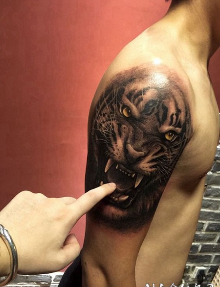 虎啸山林，手臂下山虎纹身