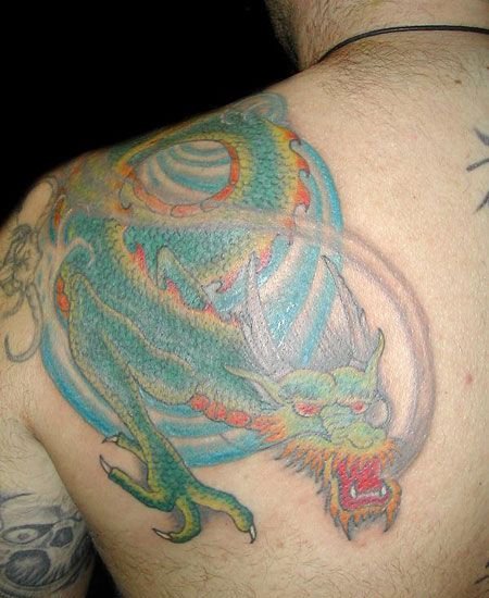 肩部青龙纹身图案