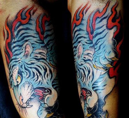 大臂白虎头纹身图案