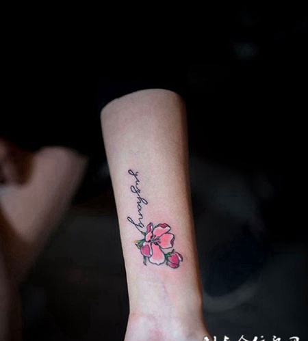 简约不失设计感的手臂花纹刺青