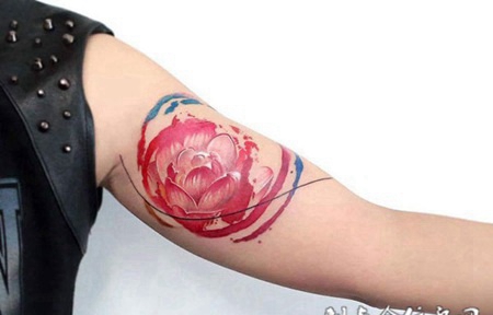 鲜艳盛开的手臂花纹刺青