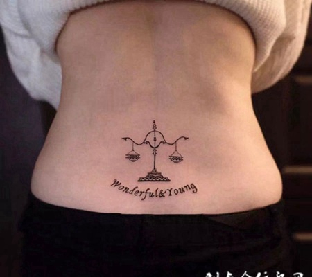 万物皆平衡，腰部天平图腾英文纹身
