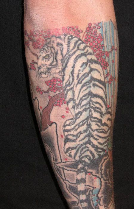 手臂上的白虎纹身图案