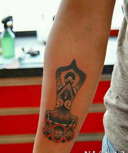 信仰之巅，手臂佛祖刺青