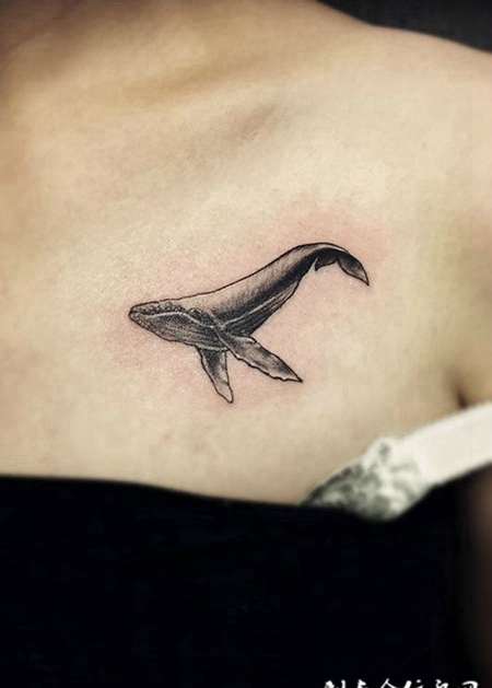畅游深海，胸部鲸鱼个性纹身