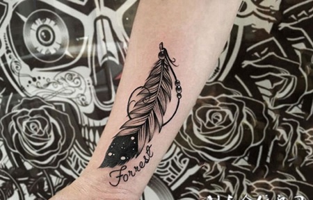 飘落的羽毛，手臂个性翅膀与英文纹身