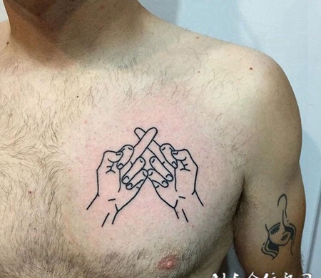 胸部个性中指图案纹身