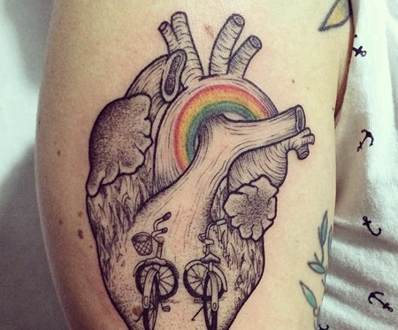 大臂彩虹和心脏纹身图片