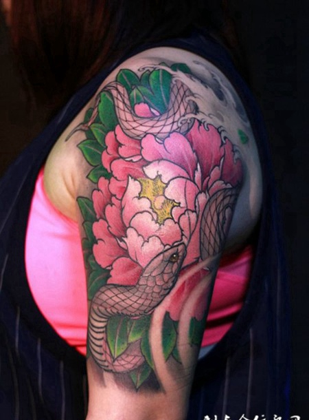 蛇蝎美人，手臂大蛇和花纹刺青