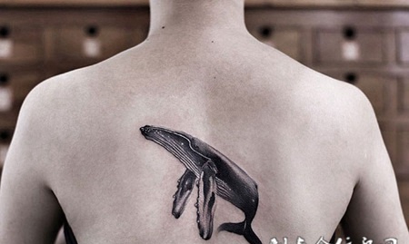 庞然大物，后背写实鲸鱼纹身图案