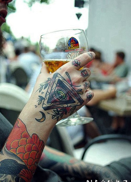 手腕三角形眼球纹身