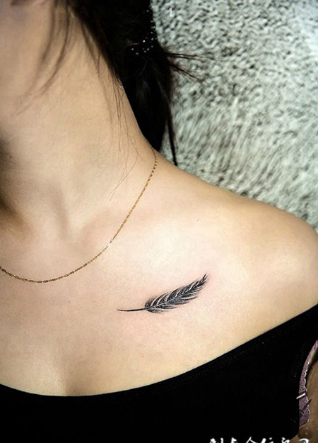 轻羽含情，女生锁骨处羽毛纹身图案